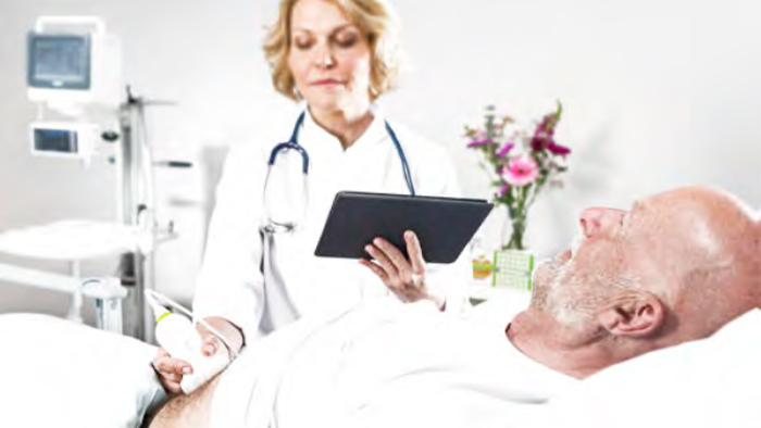 Asistentă medicală utilizând produsul Lumify